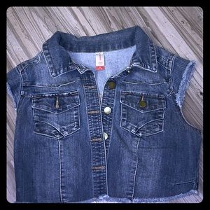 A No Sleeve Jean Jacket!